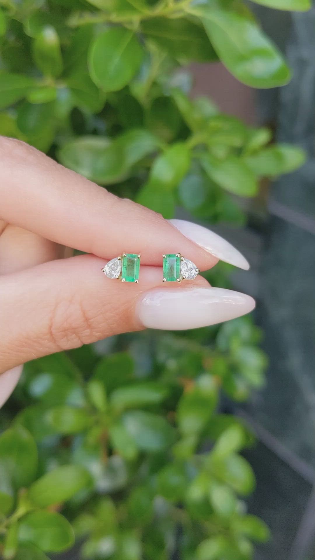 0.26&nbsp;Ct.Tw.Total Carat Weight Emerald and Natural Diamond Studs Earrings, 14K Yellow Gold Size Video