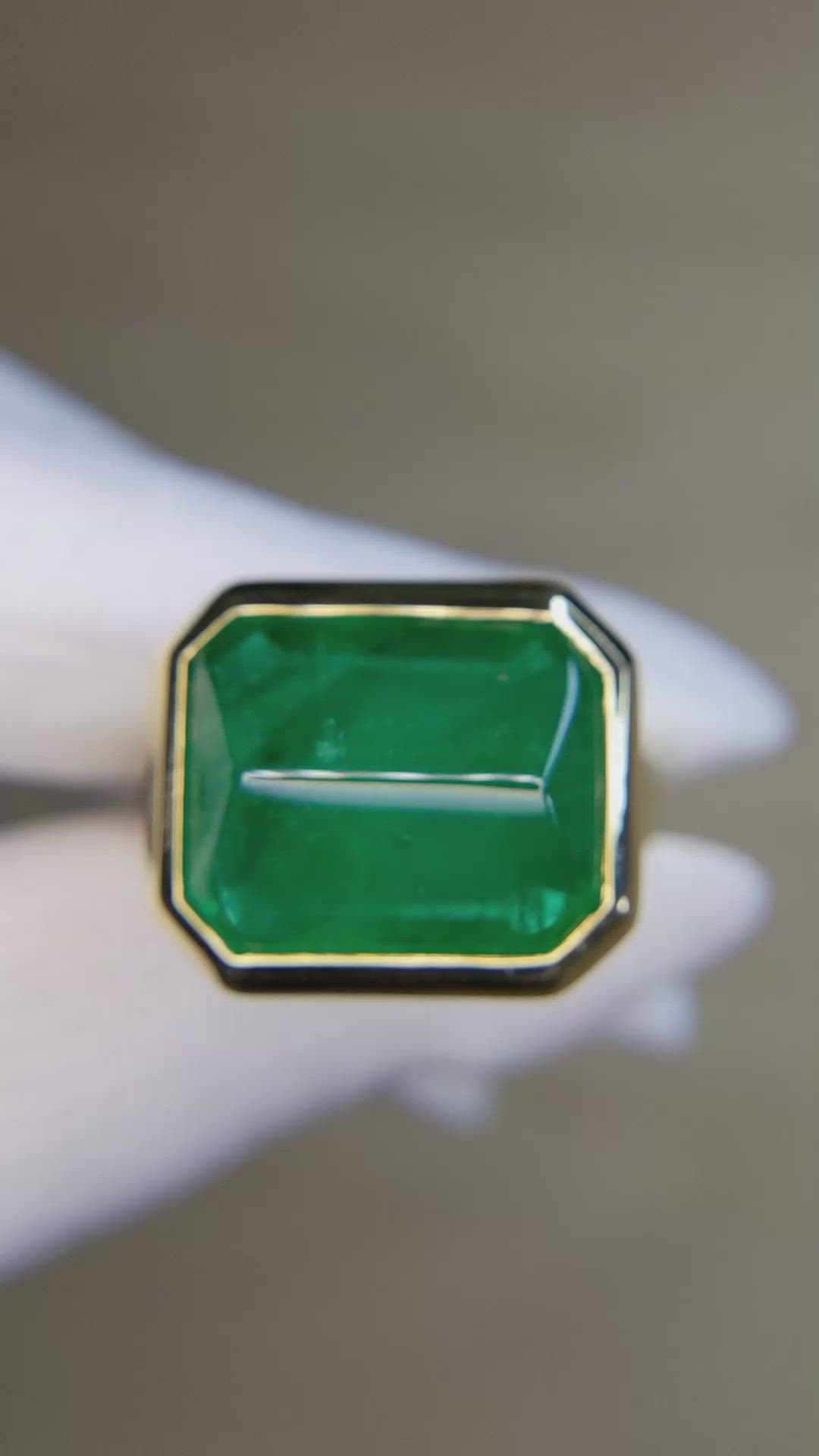 13.27 Ct. Emerald Men's Ring, 18K Yellow Gold Size Video