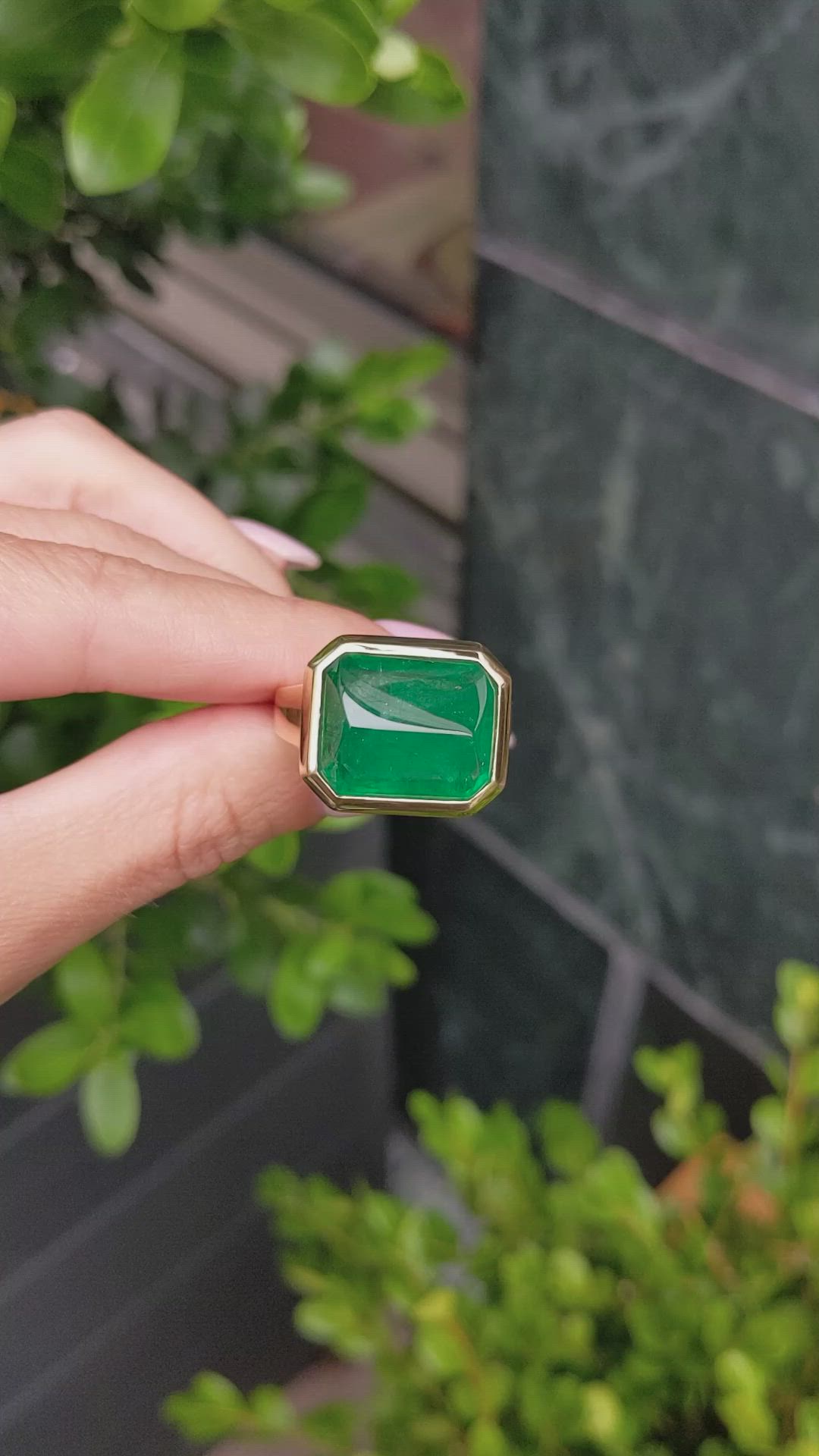 13.27 Ct. Emerald Men's Ring, 18K Yellow Gold Size Video