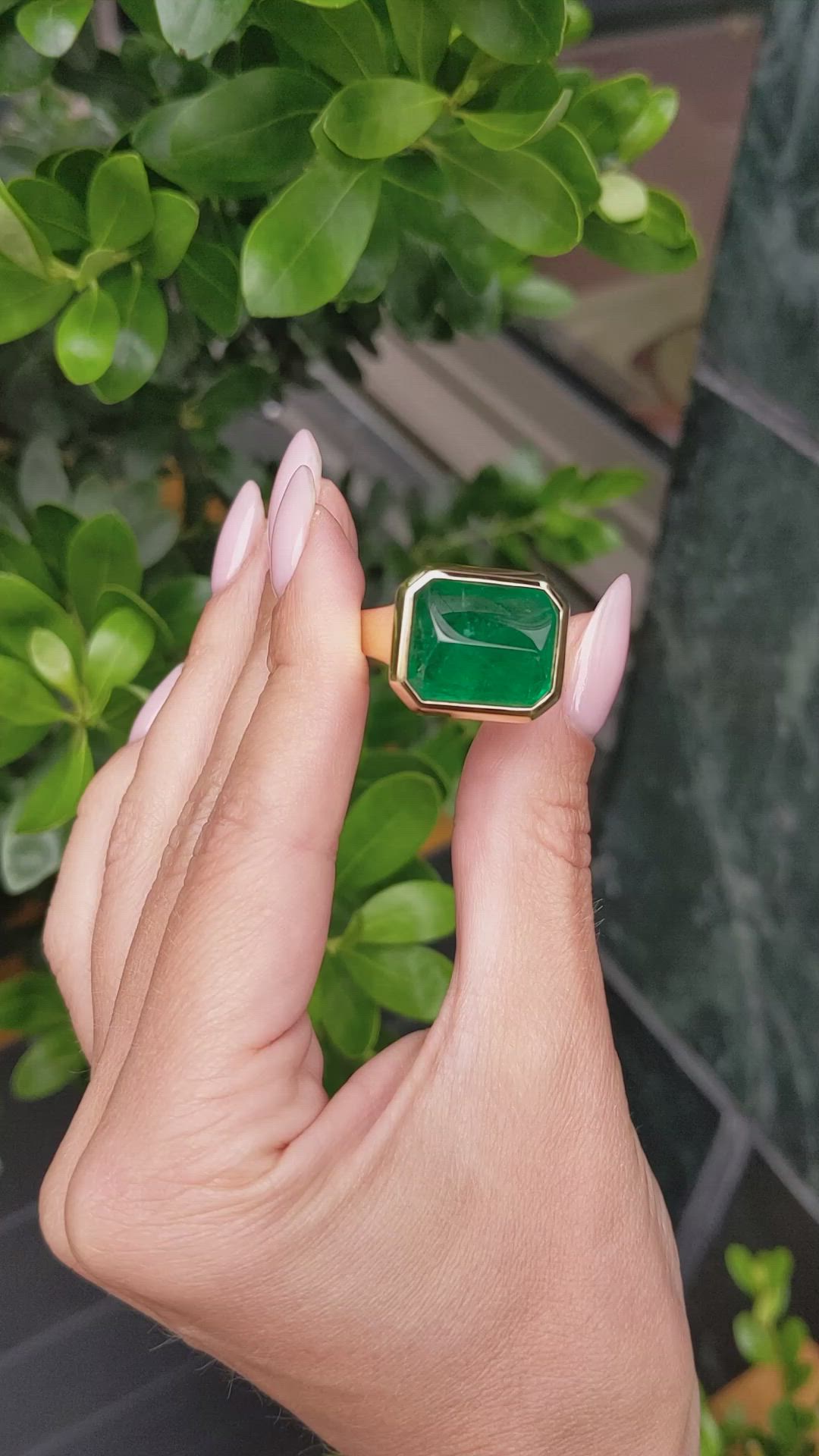 13.27 Ct. Emerald Men's Ring, 18K Yellow Gold Size Video