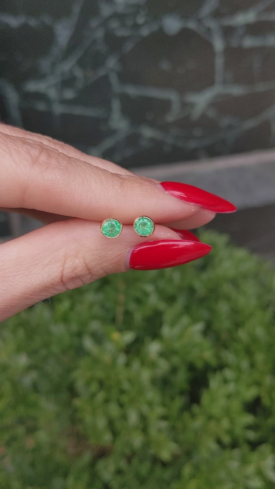 0.73&nbsp;Ct.Tw.Total Carat Weight Emerald Studs Earrings, 18K Yellow Gold Size Video
