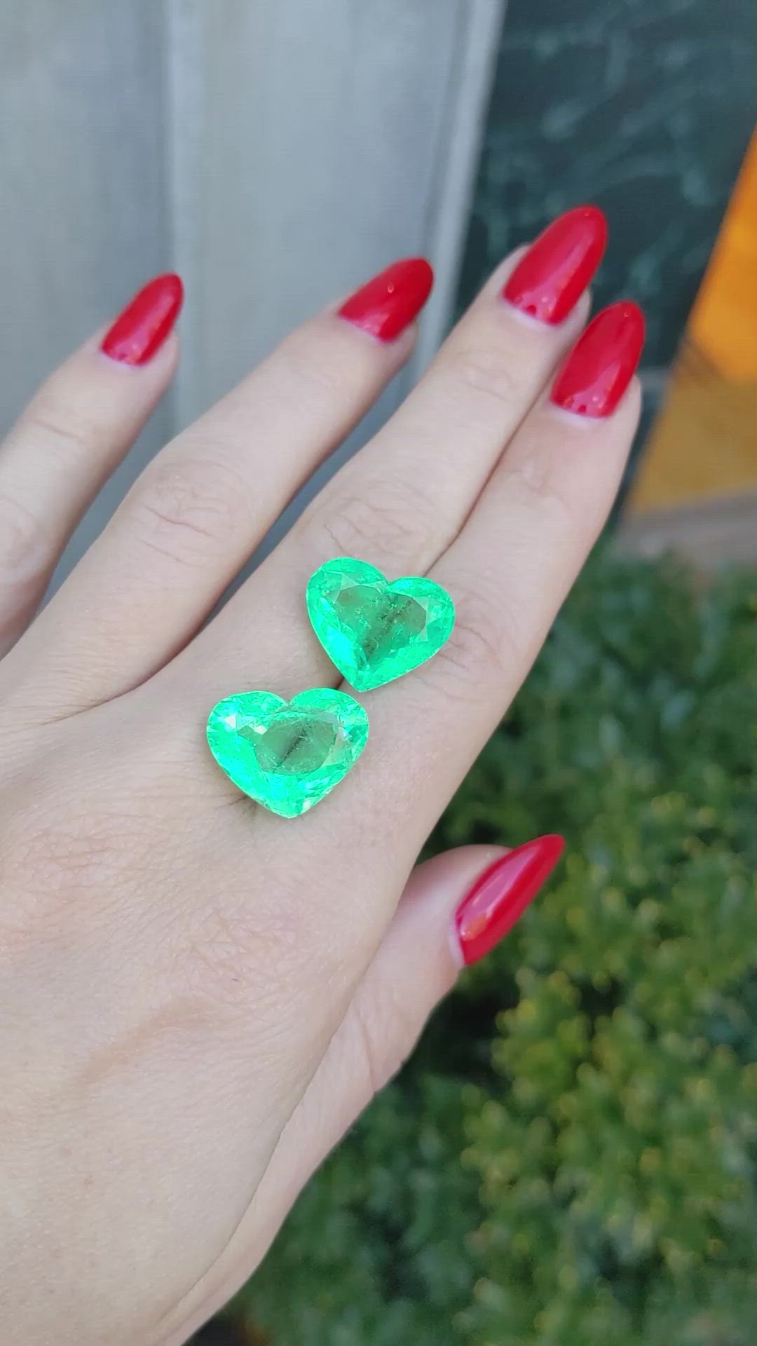 19.16&nbsp;Ct.Tw.Total Carat Weight Emerald Pair from Colombia Size Video