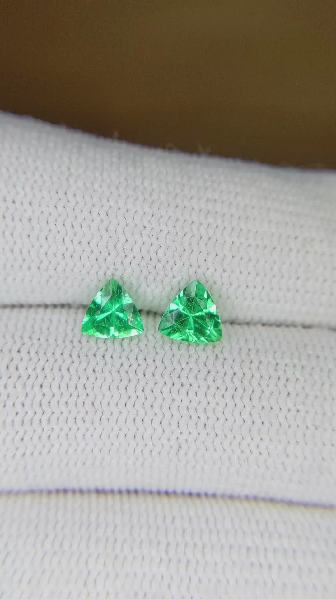 0.91 Ct.Tw.Total Carat Weight Emerald Pair Size Video