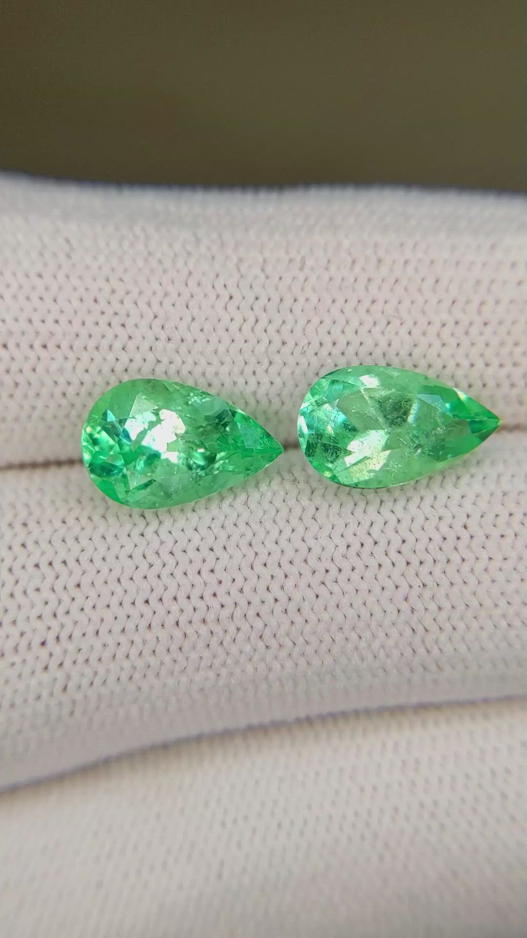 3.98&nbsp;Ct.Tw.Total Carat Weight Emerald Pair from Colombia Size Video