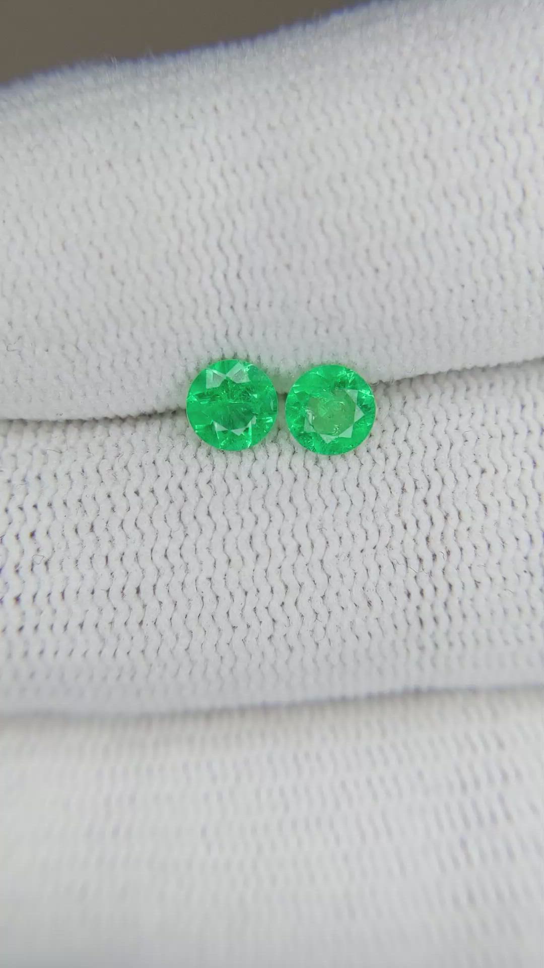 0.57&nbsp;Ct.Tw.Total Carat Weight Emerald Pair from Afghanistan Size Video