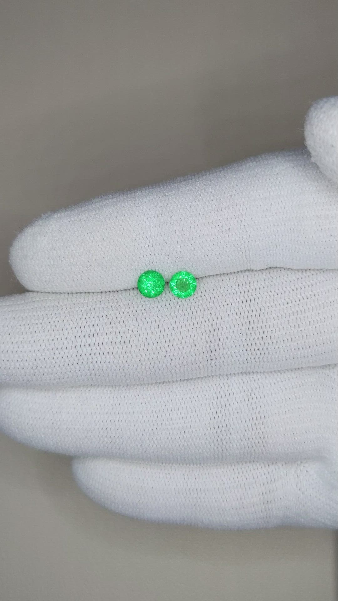 0.57&nbsp;Ct.Tw.Total Carat Weight Emerald Pair from Afghanistan Size Video