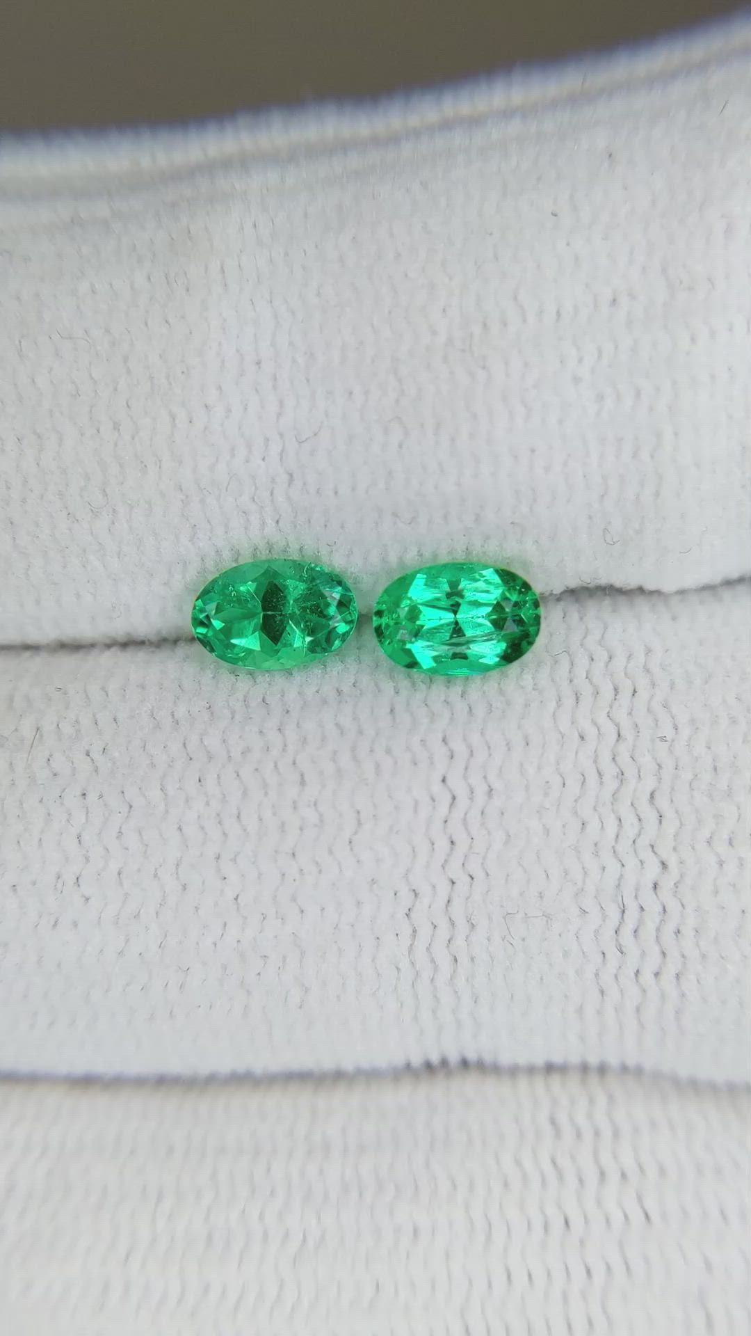 0.92&nbsp;Ct.Tw.Total Carat Weight Emerald Pair from Afghanistan Size Video