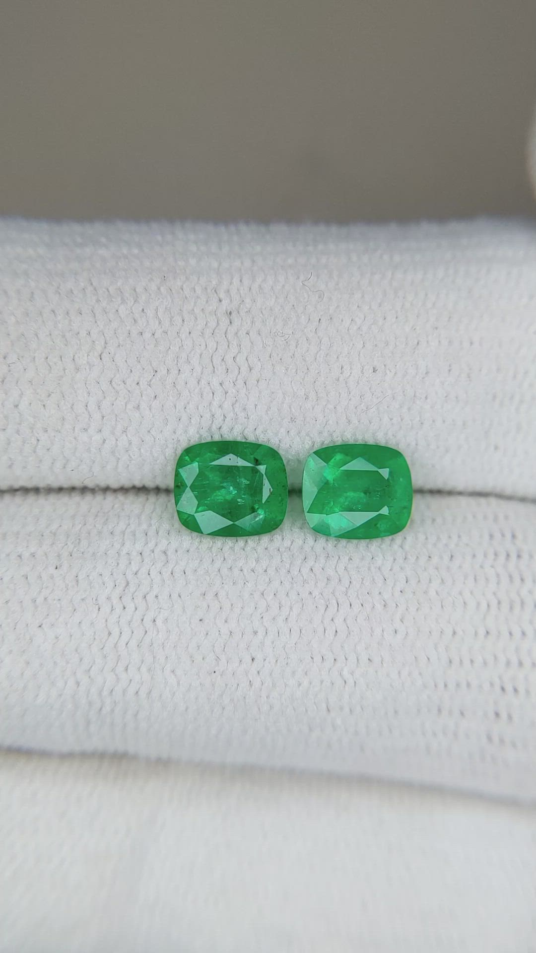 1.20&nbsp;Ct.Tw.Total Carat Weight Emerald Pair from Afghanistan Size Video