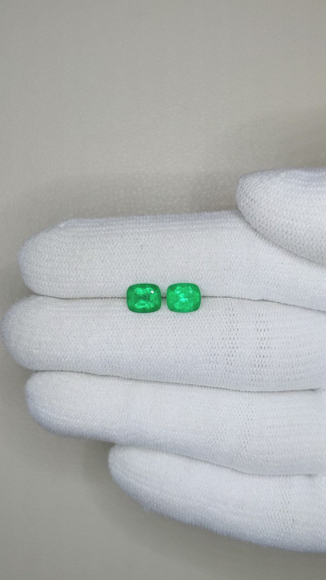 1.20&nbsp;Ct.Tw.Total Carat Weight Emerald Pair from Afghanistan Size Video
