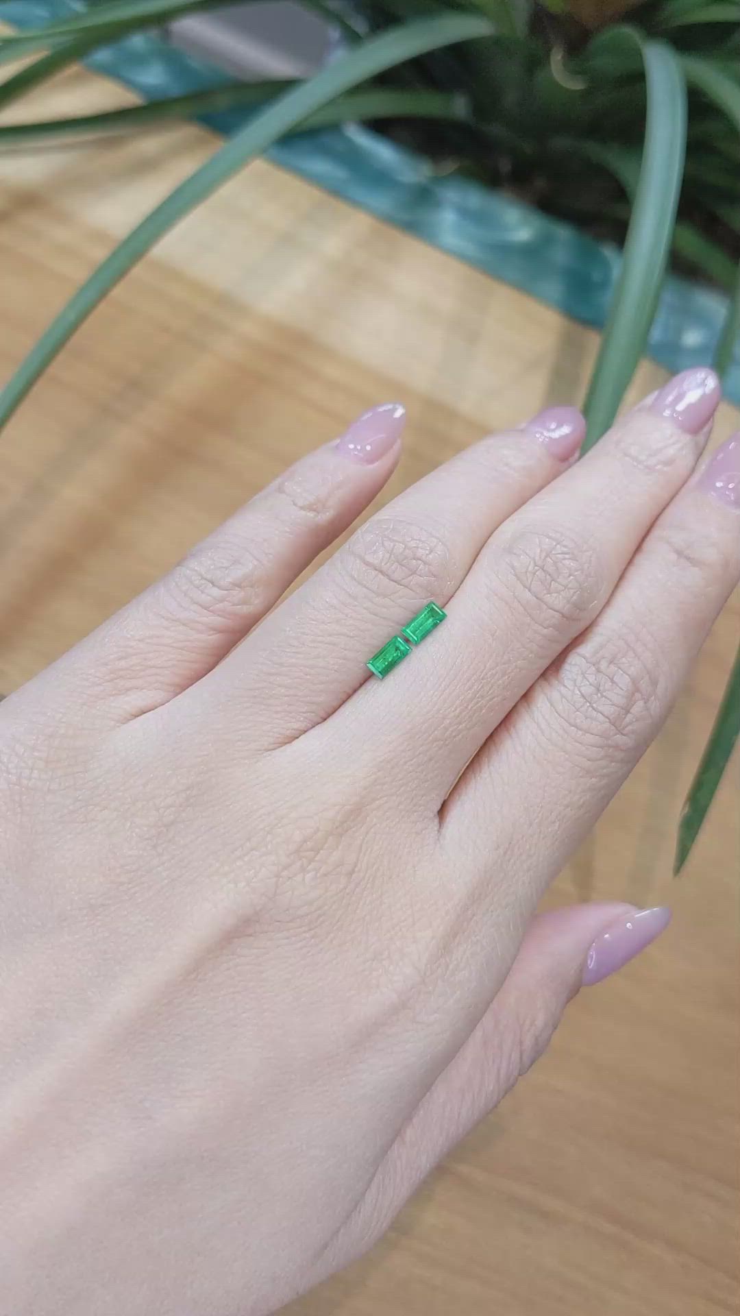 0.57&nbsp;Ct.Tw.Total Carat Weight Emerald Pair from Afghanistan Size Video