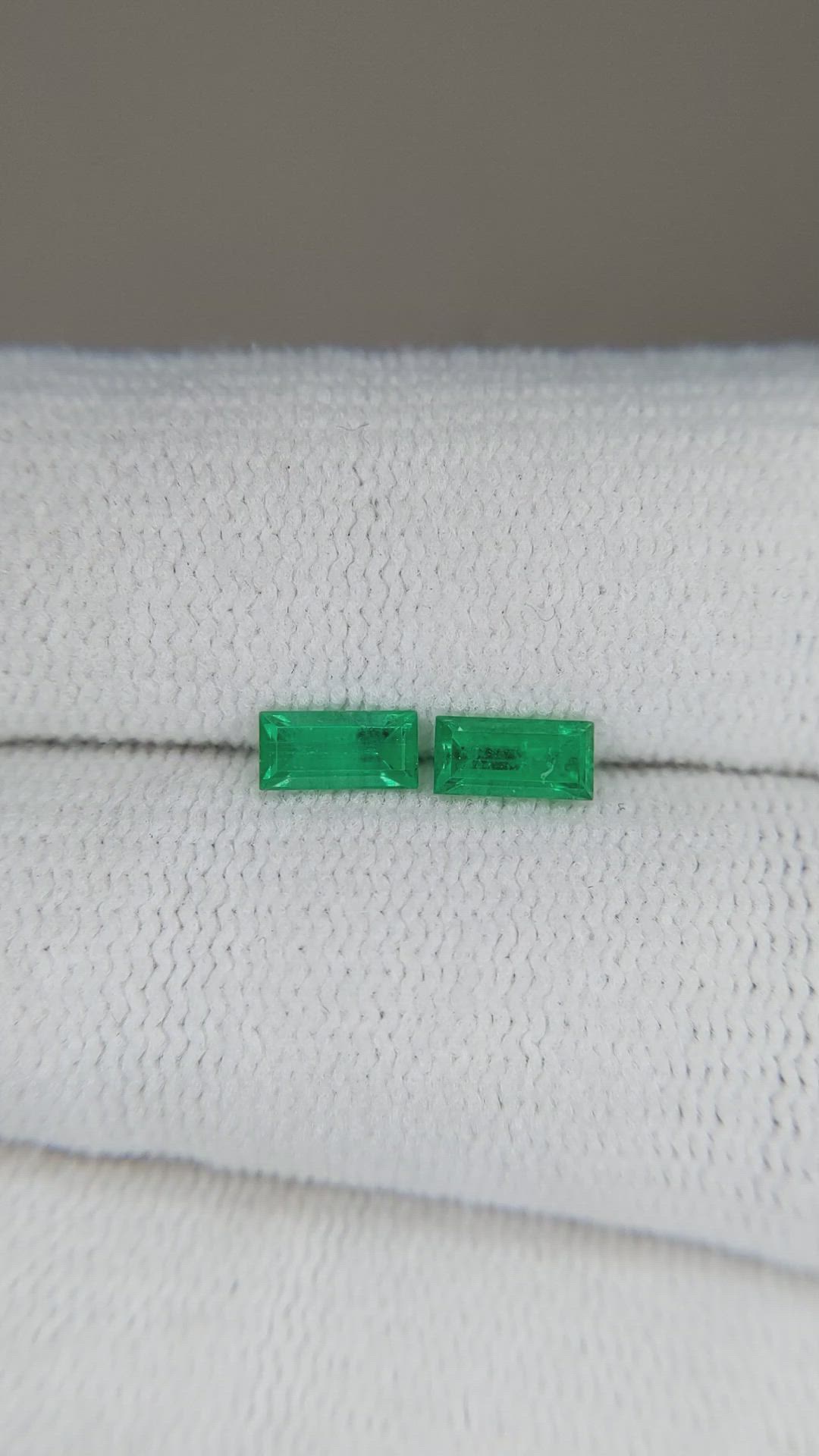 0.57&nbsp;Ct.Tw.Total Carat Weight Emerald Pair from Afghanistan Size Video