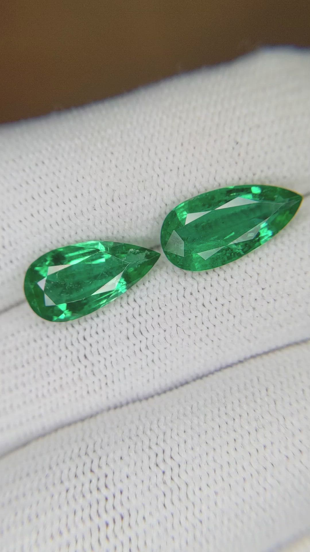4.65&nbsp;Ct.Tw.Total Carat Weight Emerald Pair from Zambia Size Video