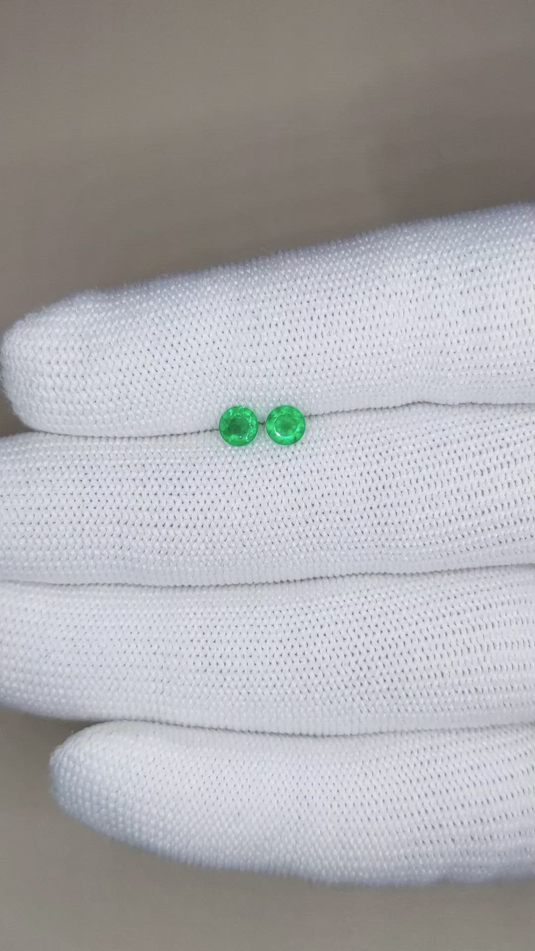0.45&nbsp;Ct.Tw.Total Carat Weight Emerald Pair from Colombia Size Video