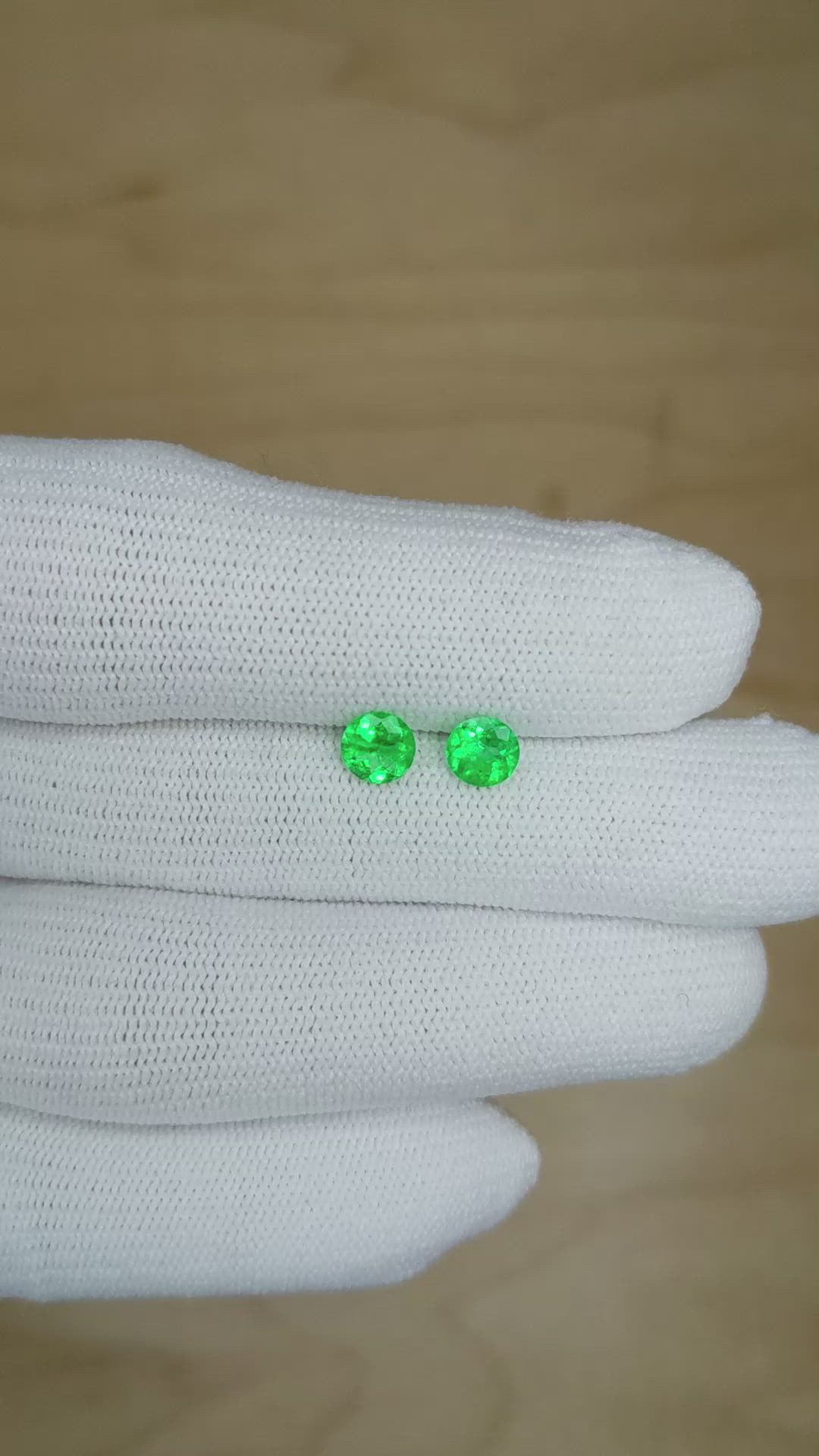 0.83&nbsp;Ct.Tw.Total Carat Weight Emerald Pair from Colombia Size Video