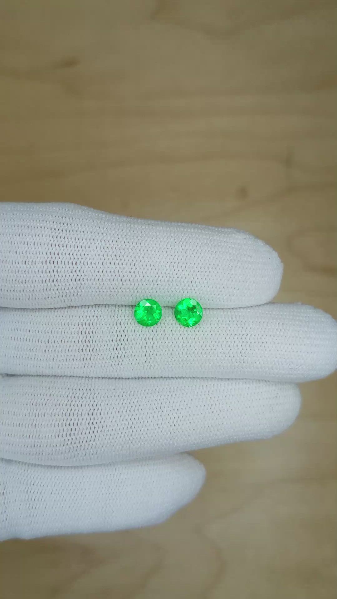 0.92&nbsp;Ct.Tw.Total Carat Weight Emerald Pair from Colombia Size Video