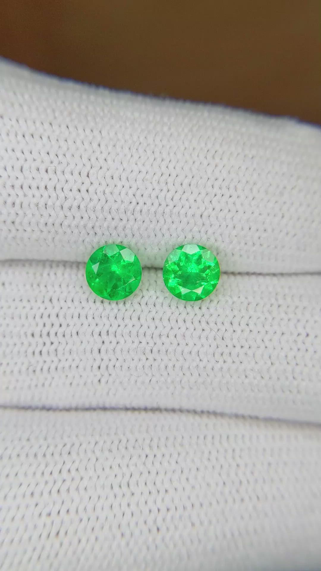 0.92&nbsp;Ct.Tw.Total Carat Weight Emerald Pair from Colombia Size Video