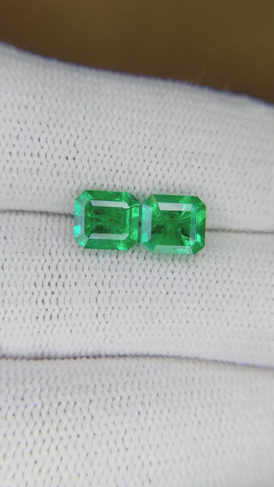 2.09&nbsp;Ct.Tw.Total Carat Weight Emerald Pair from Colombia Size Video