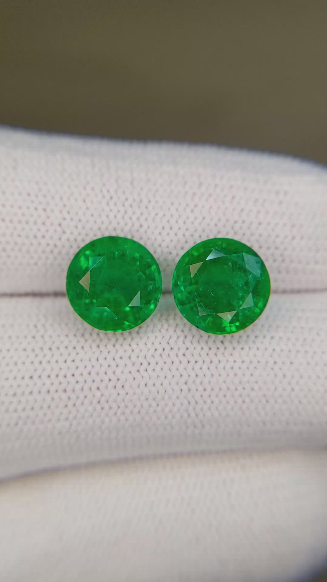 5.31&nbsp;Ct.Tw.Total Carat Weight Emerald Pair from Zambia Size Video