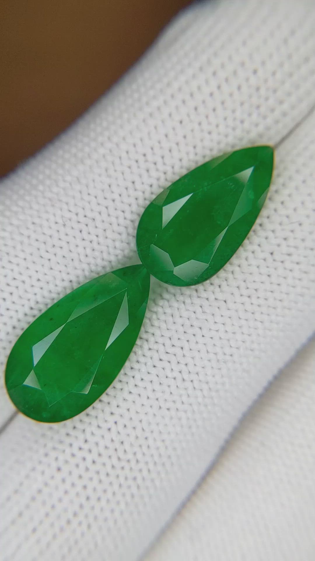 10.27&nbsp;Ct.Tw.Total Carat Weight Emerald Pair from Colombia Size Video