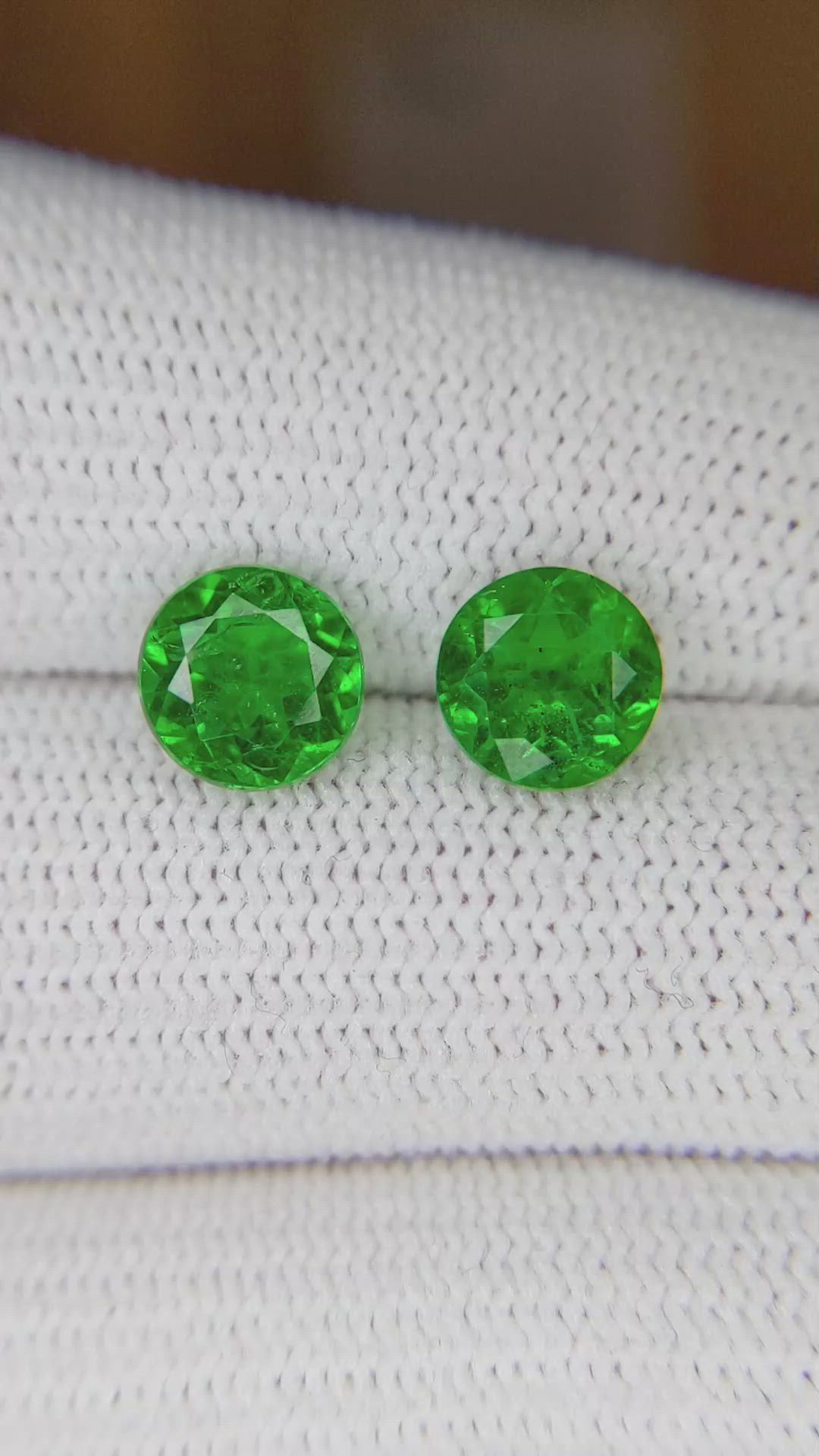 2.79&nbsp;Ct.Tw.Total Carat Weight Emerald Pair from Zambia Size Video