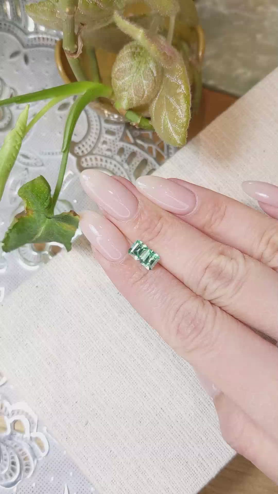 1.17&nbsp;Ct.Tw.Total Carat Weight Emerald Pair from Colombia Size Video