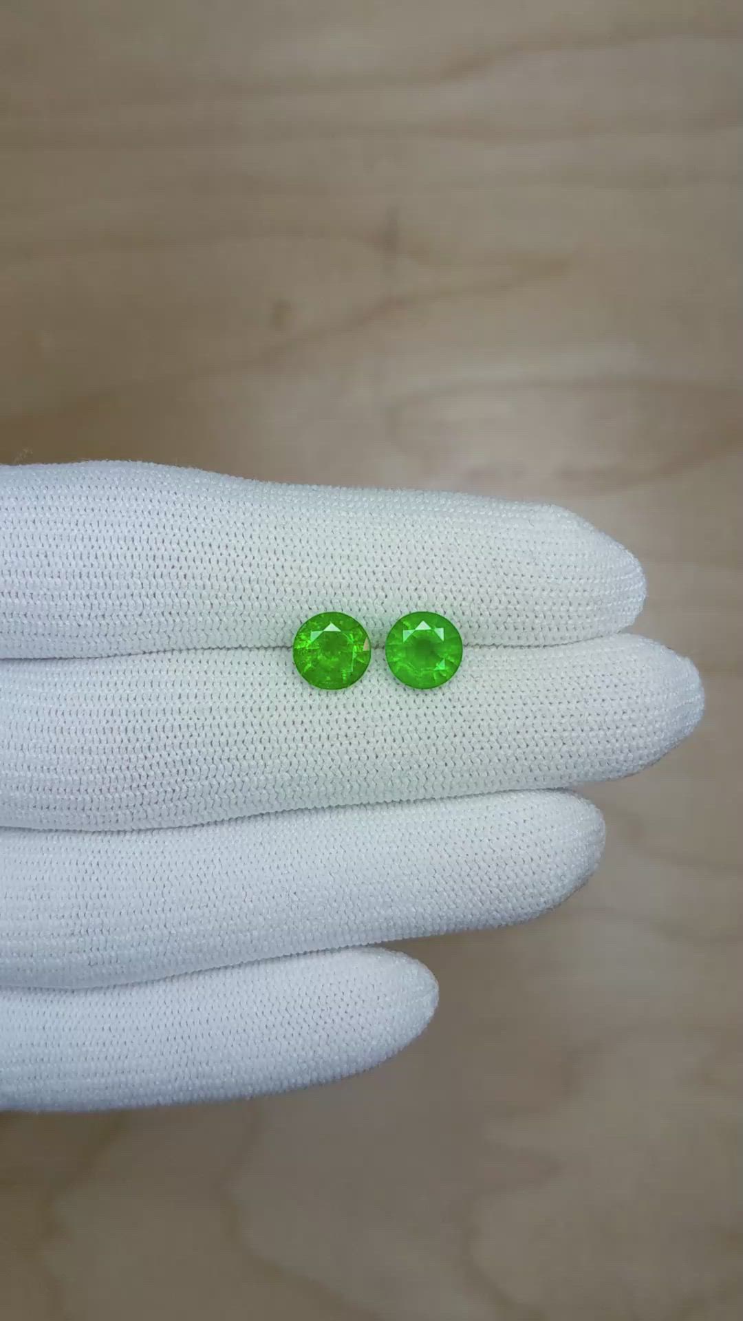 2.64&nbsp;Ct.Tw.Total Carat Weight Emerald Pair from Zambia Size Video