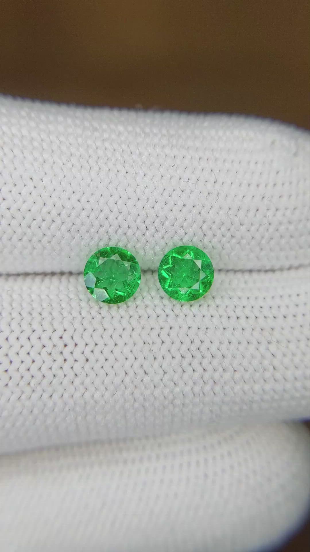 0.88&nbsp;Ct.Tw.Total Carat Weight Emerald Pair from Colombia Size Video