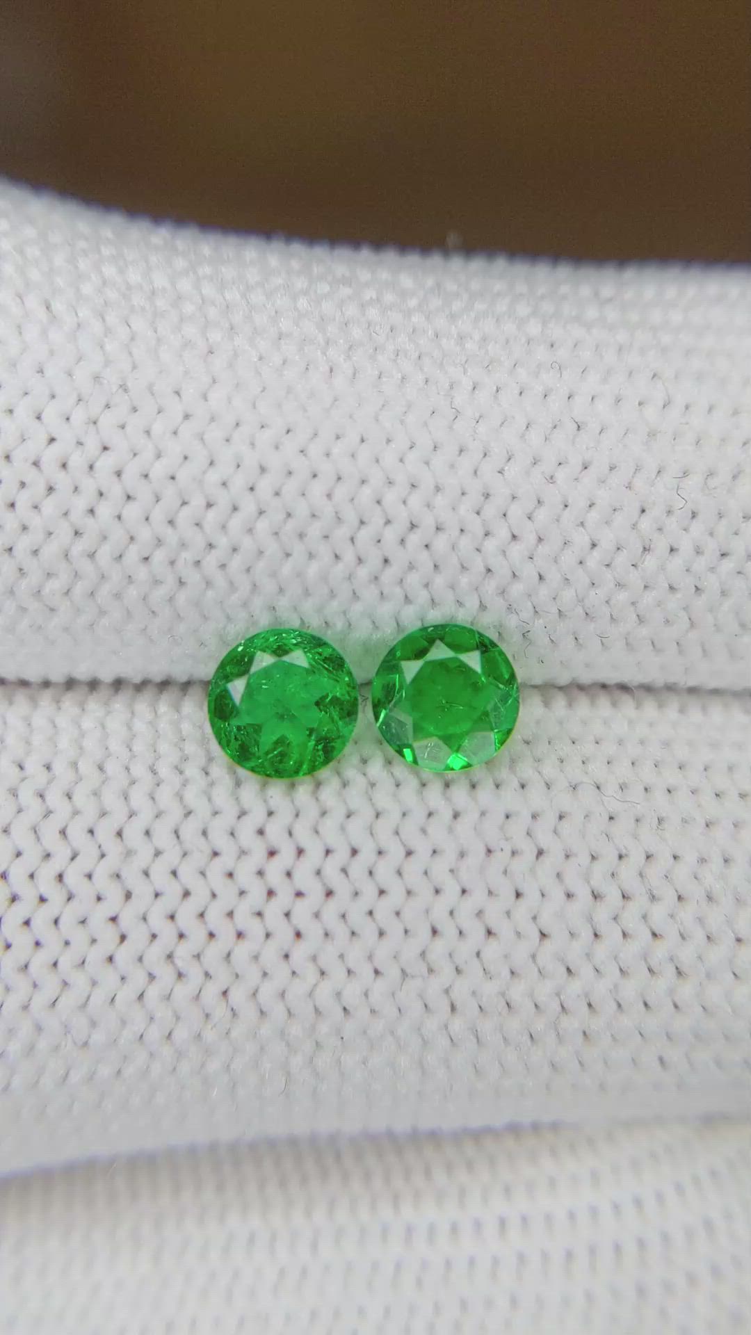0.77&nbsp;Ct.Tw.Total Carat Weight Emerald Pair from Colombia Size Video