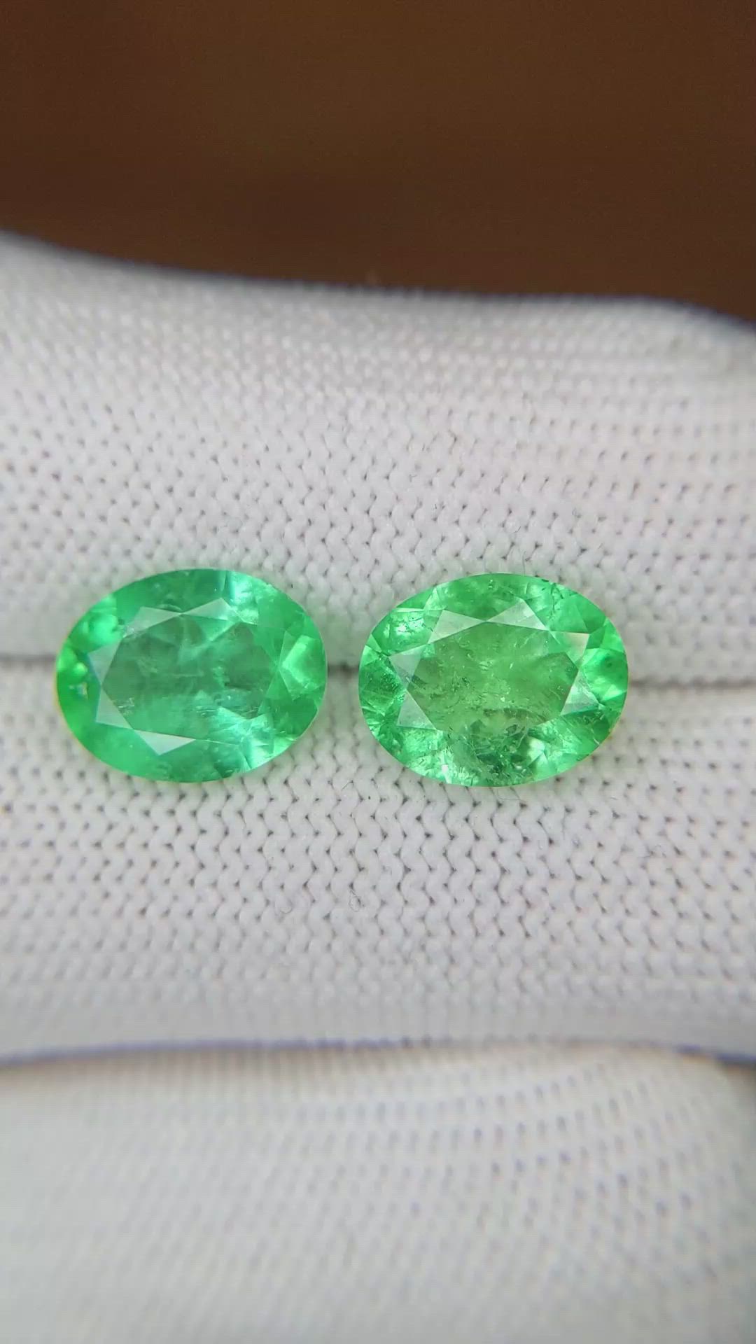 4.68&nbsp;Ct.Tw.Total Carat Weight Emerald Pair from Colombia Size Video