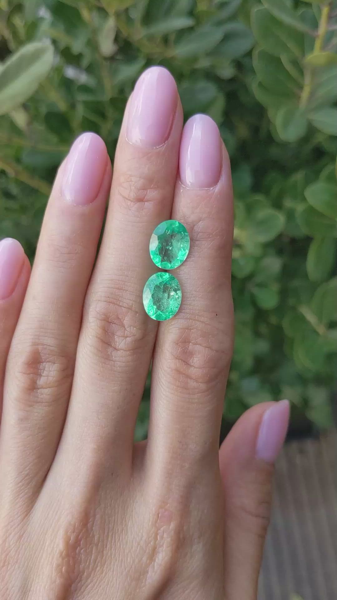 4.68&nbsp;Ct.Tw.Total Carat Weight Emerald Pair from Colombia Size Video
