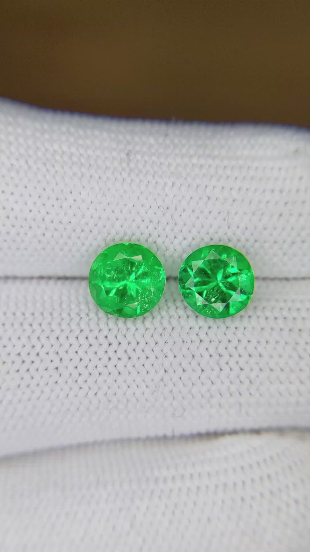 2.59&nbsp;Ct.Tw.Total Carat Weight Emerald Pair from Colombia Size Video