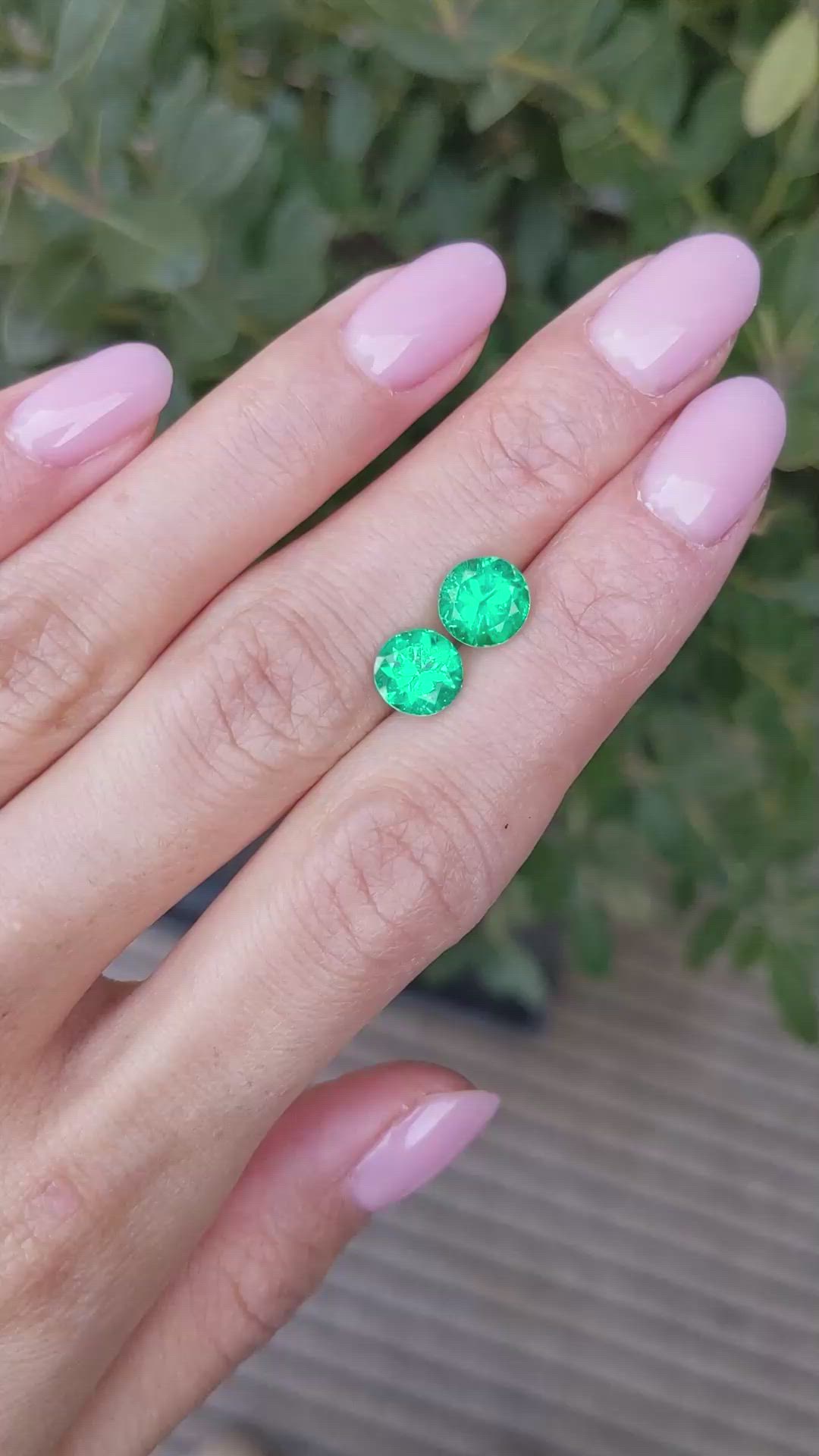 2.59&nbsp;Ct.Tw.Total Carat Weight Emerald Pair from Colombia Size Video