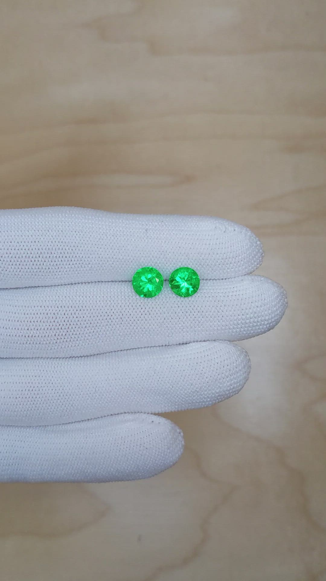 2.59&nbsp;Ct.Tw.Total Carat Weight Emerald Pair from Colombia Size Video