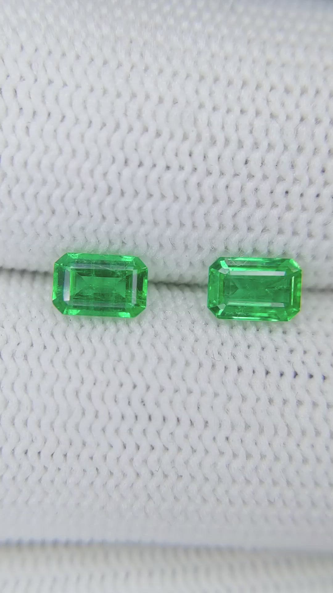 1.00&nbsp;Ct.Tw.Total Carat Weight Emerald Pair from Afghanistan Size Video