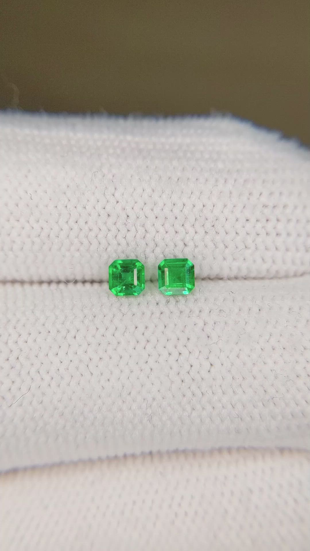 0.34&nbsp;Ct.Tw.Total Carat Weight Emerald Pair from Afghanistan Size Video