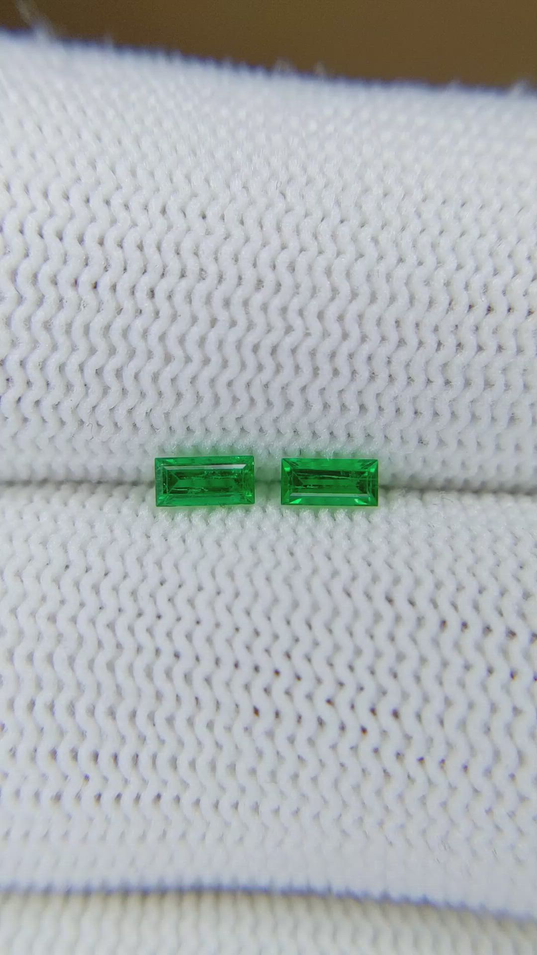 0.36&nbsp;Ct.Tw.Total Carat Weight Emerald Pair from Afghanistan Size Video
