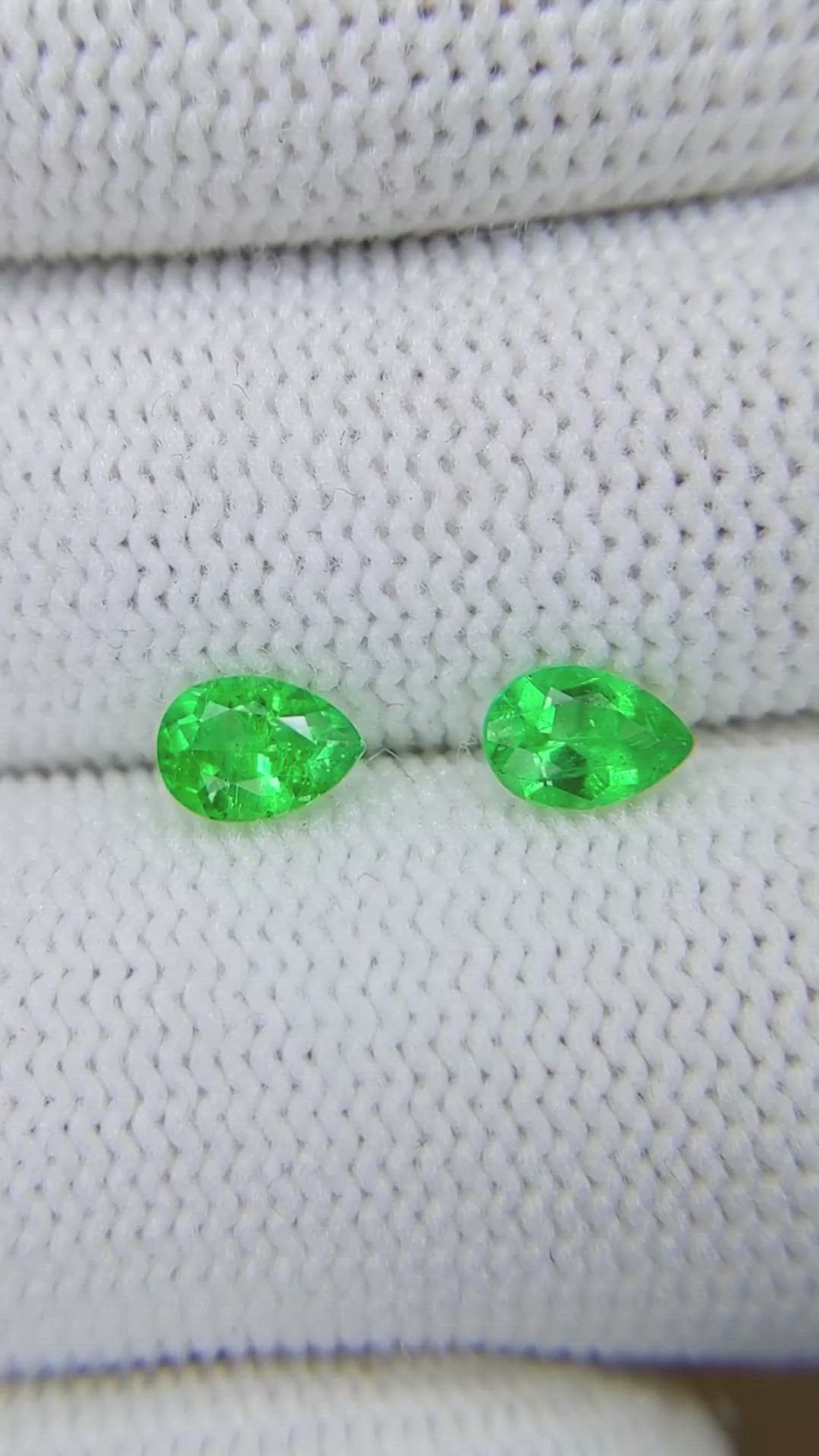 0.71&nbsp;Ct.Tw.Total Carat Weight Emerald Pair from Afghanistan Size Video