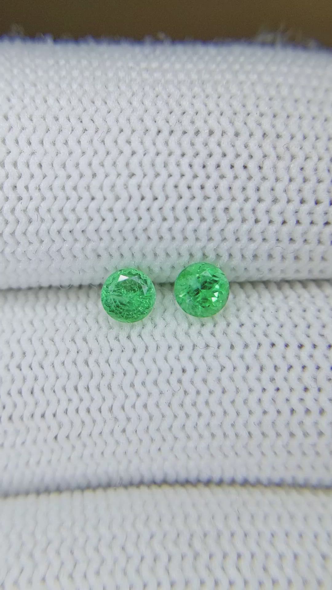 0.59&nbsp;Ct.Tw.Total Carat Weight Emerald Pair from Russia Size Video