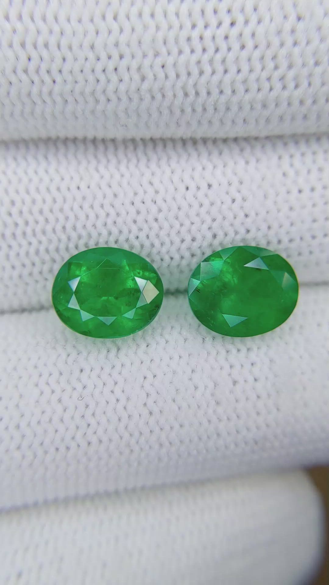 5.24&nbsp;Ct.Tw.Total Carat Weight Emerald Pair from Colombia Size Video