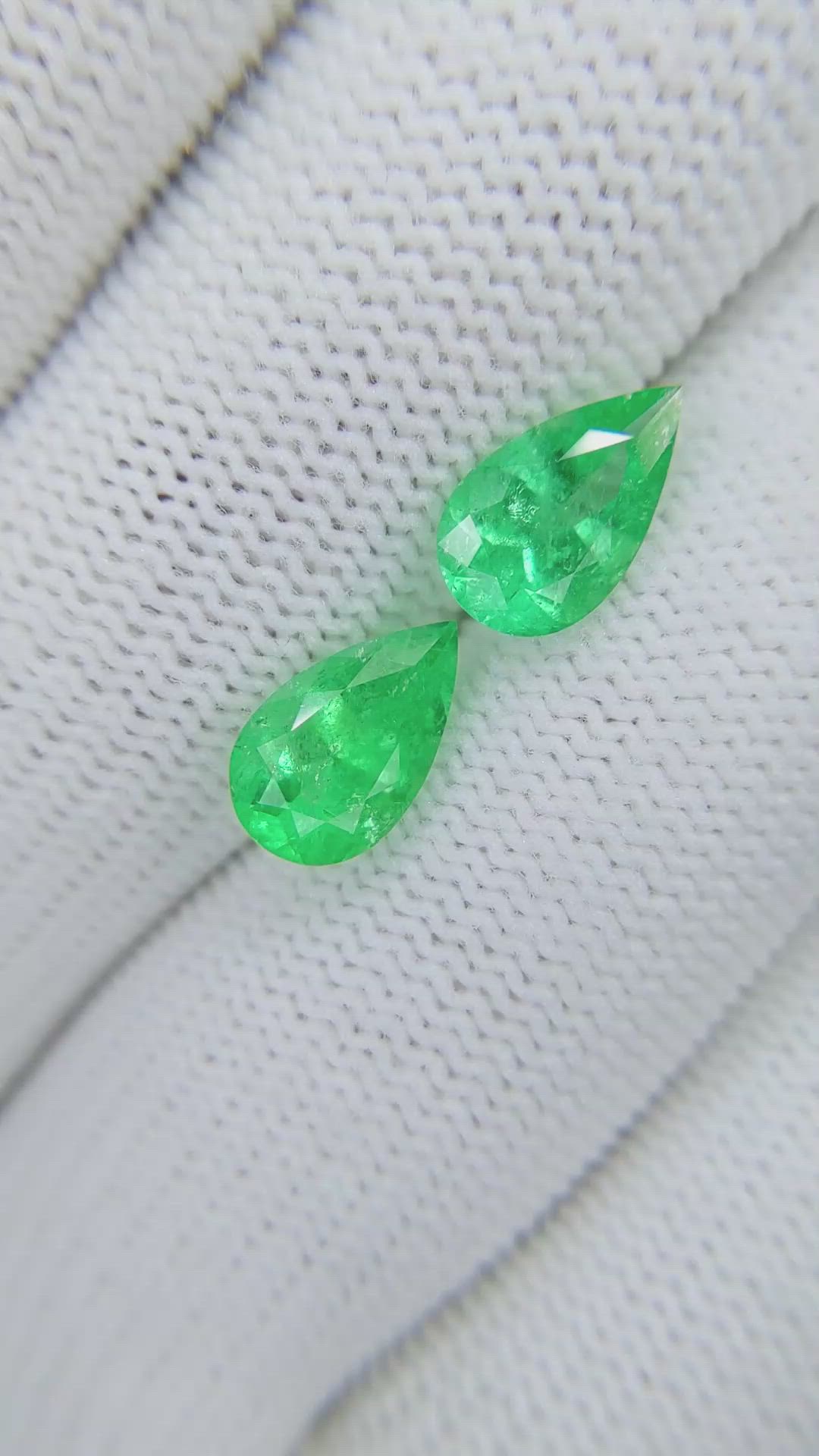 4.00&nbsp;Ct.Tw.Total Carat Weight Emerald Pair from Colombia Size Video