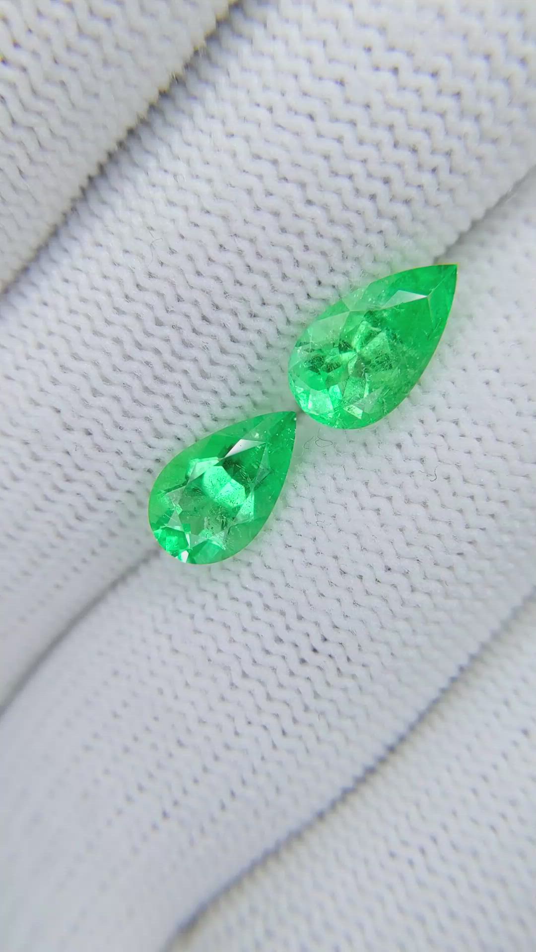 3.05&nbsp;Ct.Tw.Total Carat Weight Emerald Pair from Colombia Size Video