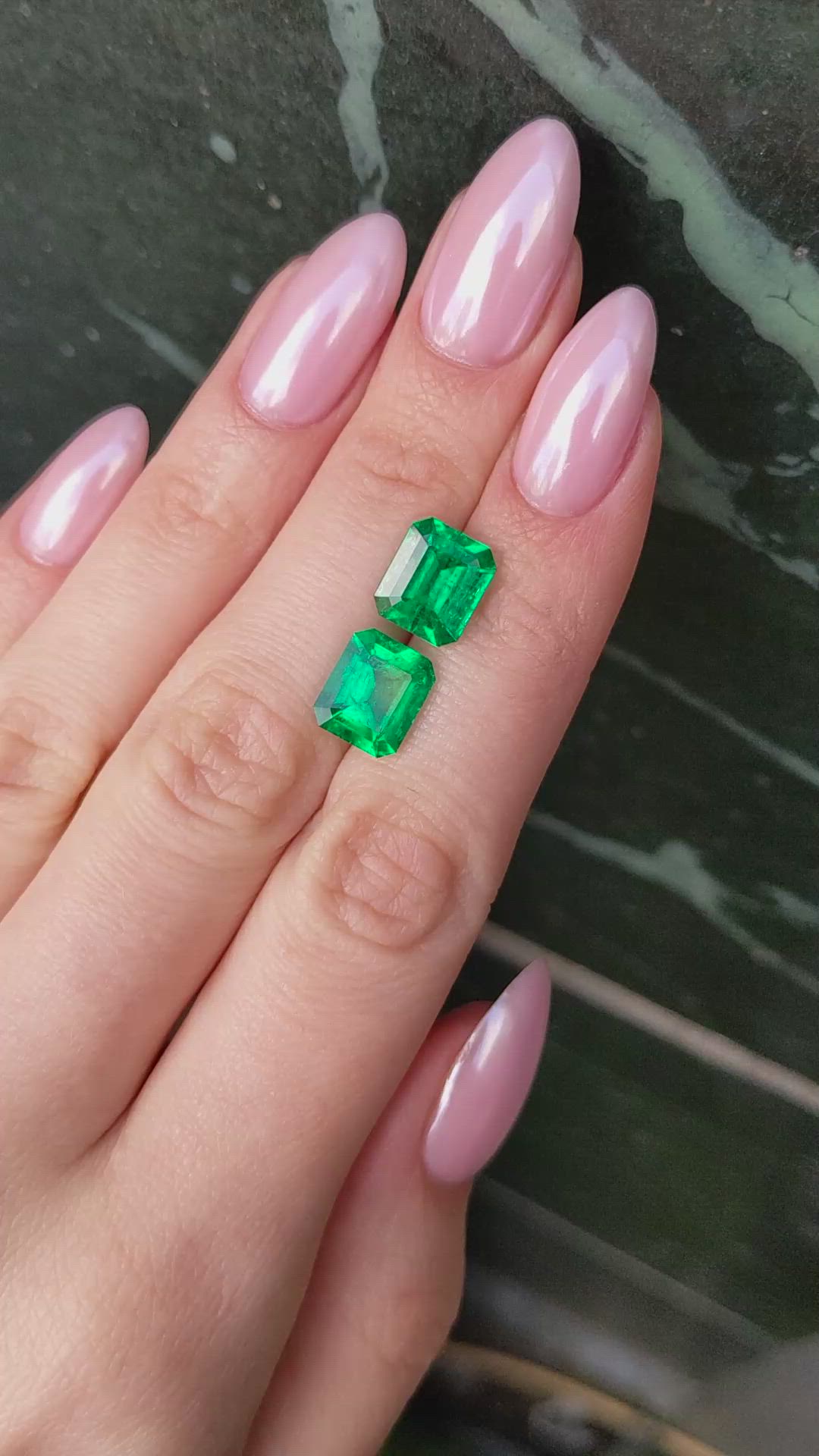 5.90&nbsp;Ct.Tw.Total Carat Weight Emerald Pair from Colombia - Muzo Size Video