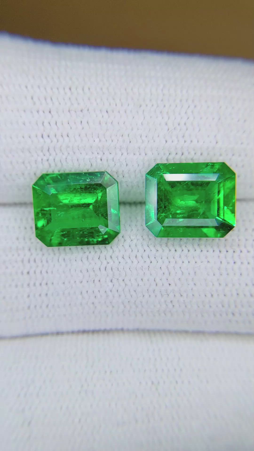 5.90&nbsp;Ct.Tw.Total Carat Weight Emerald Pair from Colombia - Muzo Size Video