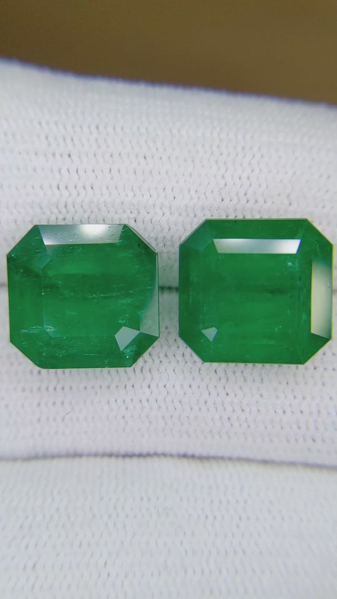 14.03&nbsp;Ct.Tw.Total Carat Weight Emerald Pair from Colombia - Muzo Size Video