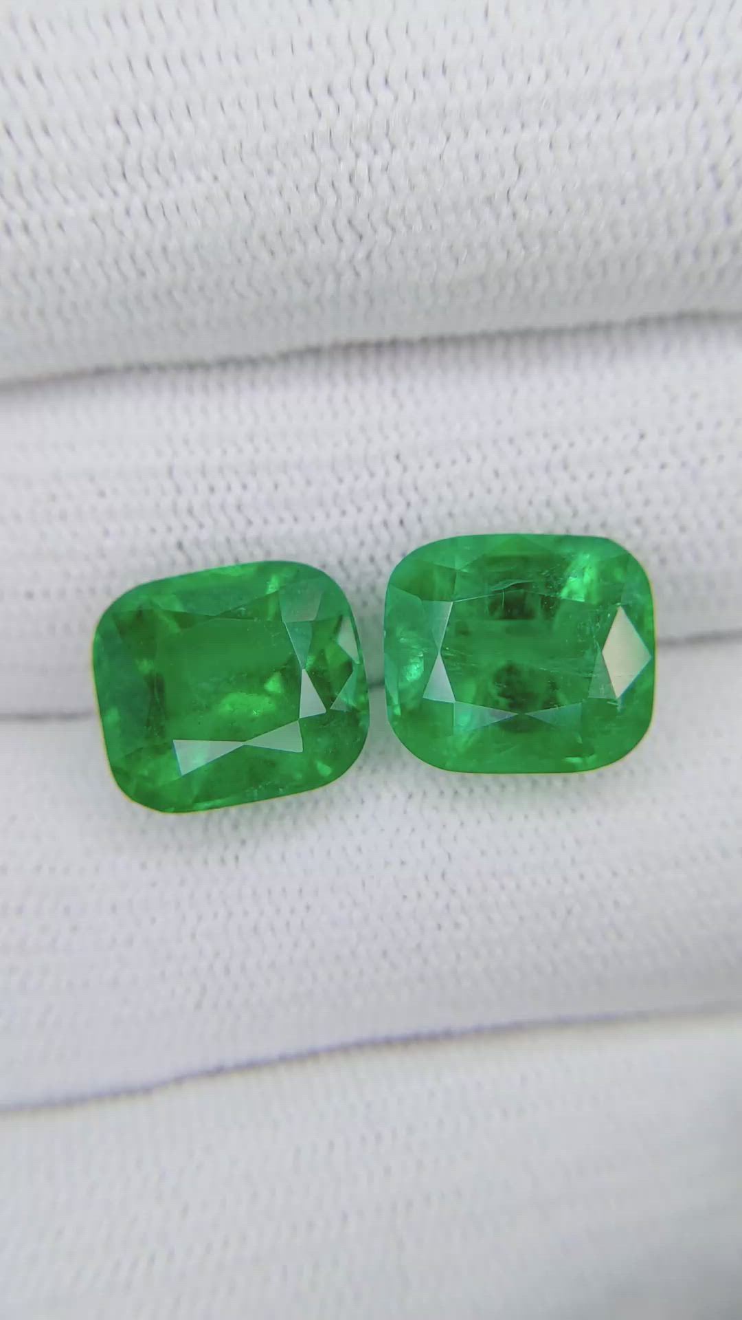 9.84&nbsp;Ct.Tw.Total Carat Weight Emerald Pair from Colombia - Muzo Size Video