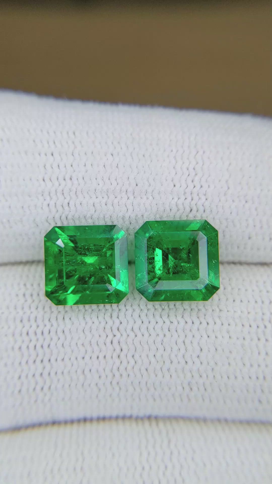5.25&nbsp;Ct.Tw.Total Carat Weight Emerald Pair from Colombia - Muzo Size Video