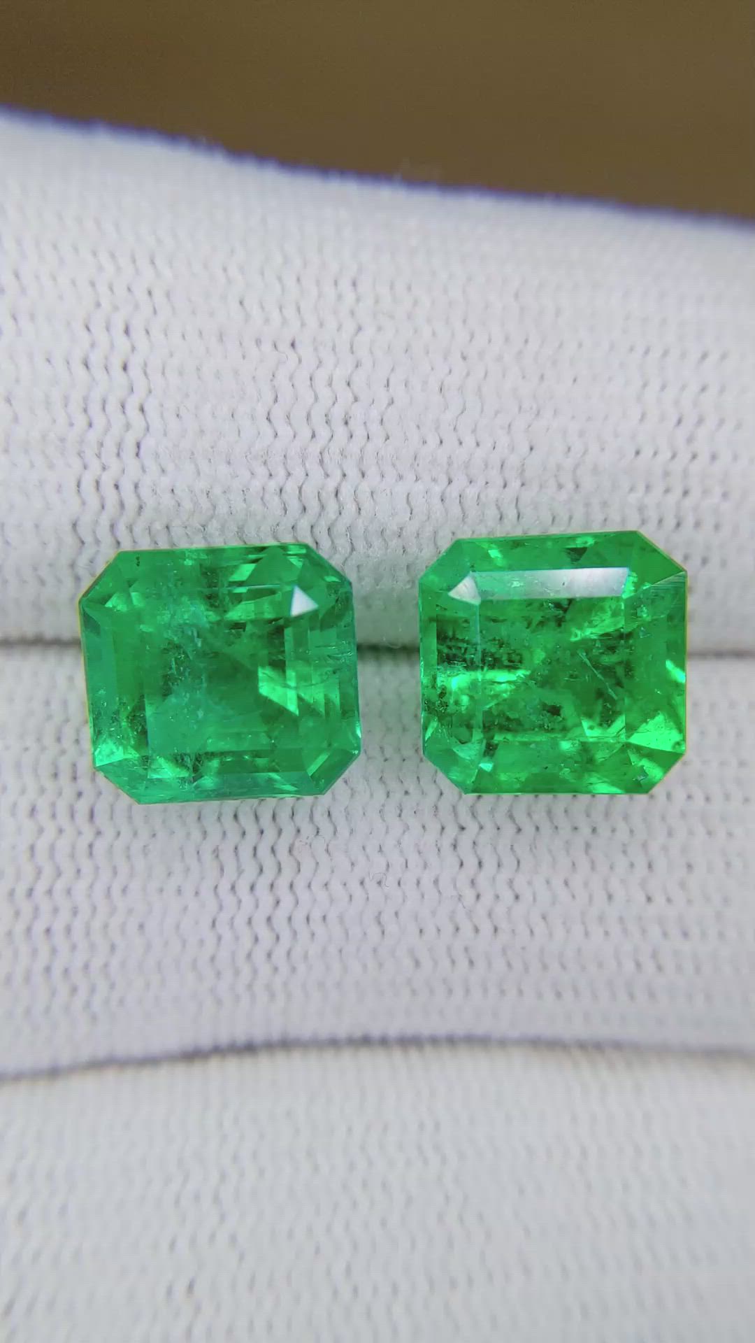 9.12&nbsp;Ct.Tw.Total Carat Weight Emerald Pair from Colombia Size Video