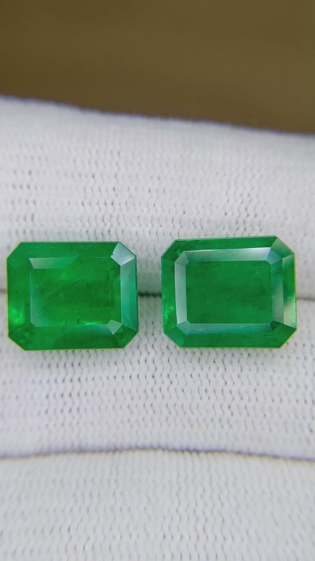11.23&nbsp;Ct.Tw.Total Carat Weight Emerald Pair from Colombia Size Video