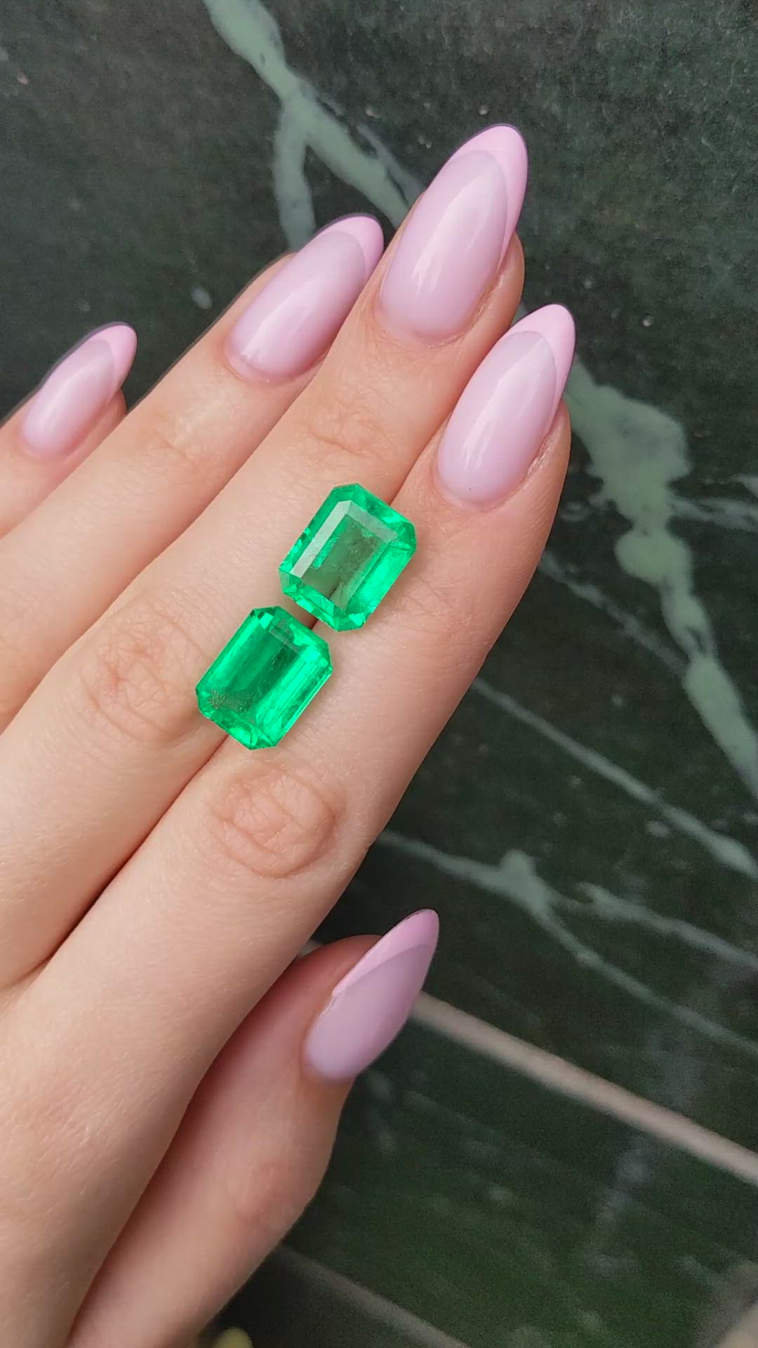 14.01&nbsp;Ct.Tw.Total Carat Weight Emerald Pair from Colombia Size Video