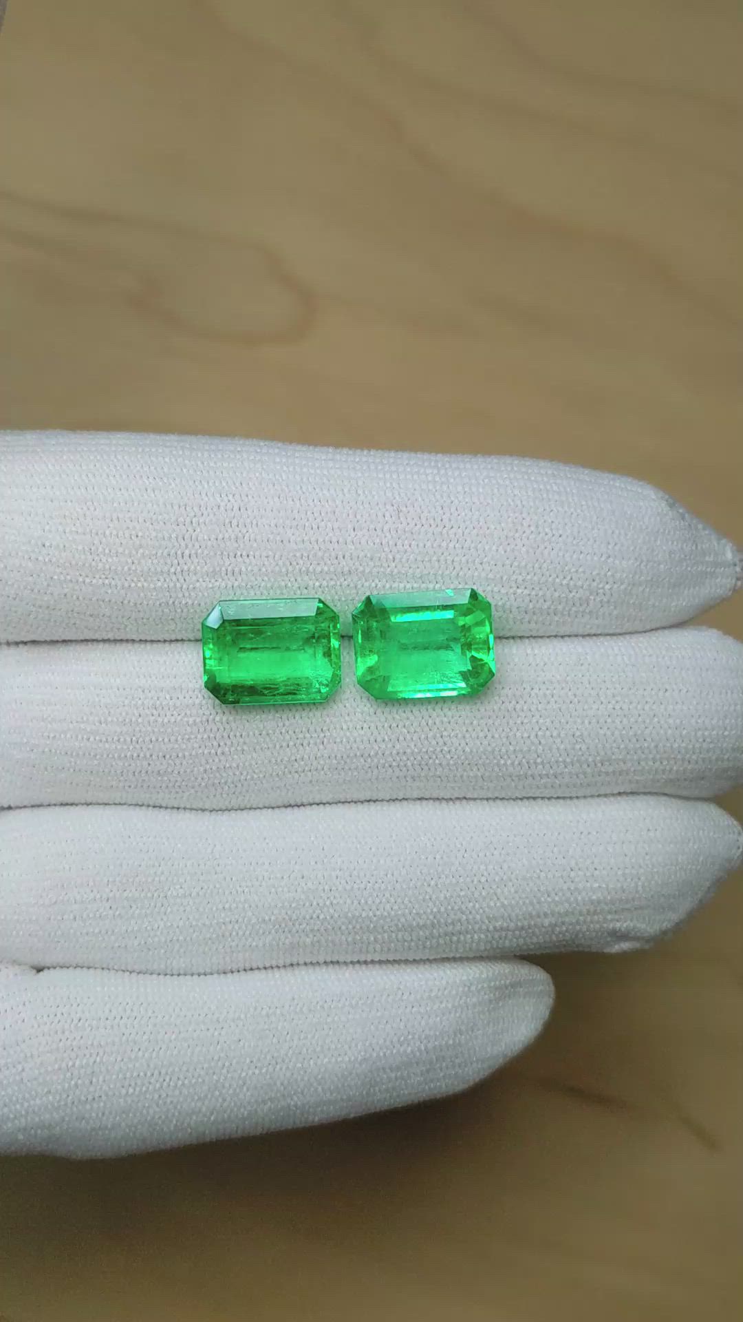 14.01&nbsp;Ct.Tw.Total Carat Weight Emerald Pair from Colombia Size Video